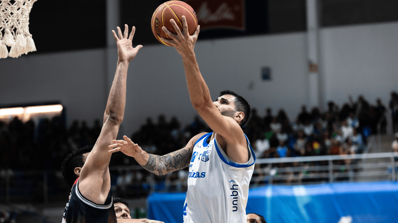 Jogadores de basquete de Minas e Franca (foto: Hedgard Moraes/MTC)