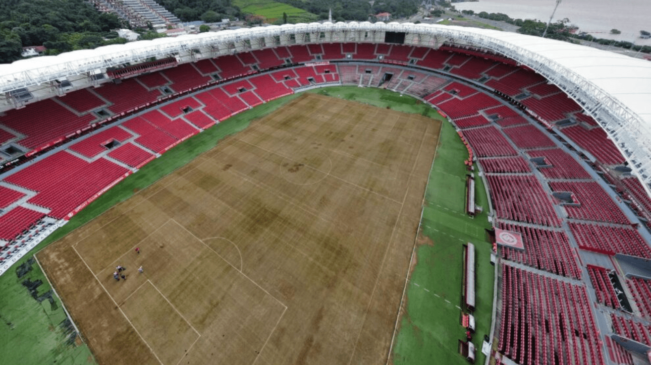 Estado do gramado do Beira-Rio após ser atingido por enchente (foto: Comunicação Sport Club Internacional)