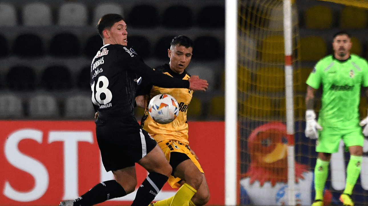 Jogadores de Bragantino e Coquimbo Unido pela Sul-Americana (foto: Alejandro Pizarro/Photosport/AFP)