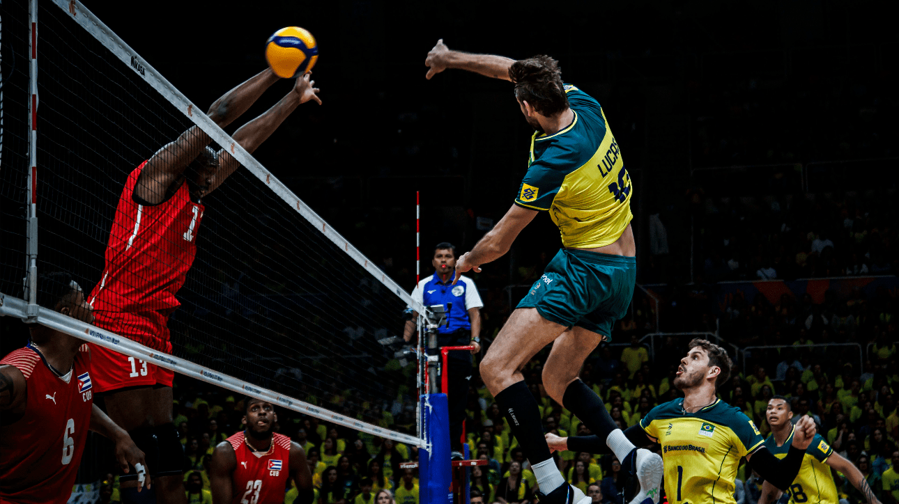 Jogadores de vôlei de Brasil e Cuba pela Liga das Nações Masculina de Vôlei (VNL) (foto: Reprodução/FIVB)