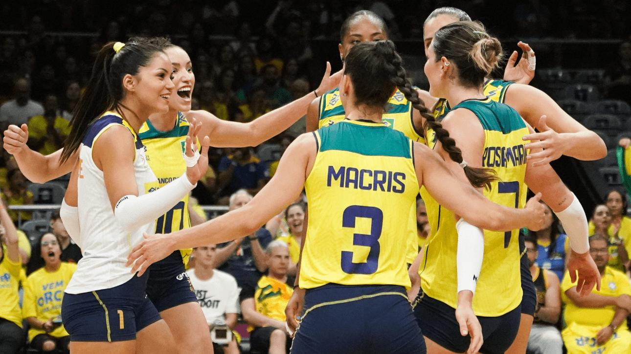 Jogadoras de vôlei do Brasil na estreia na Liga das Nações Feminina de Vôlei - jogo contra Canadá (foto: Maurício Val/FV Imagens/CBV)