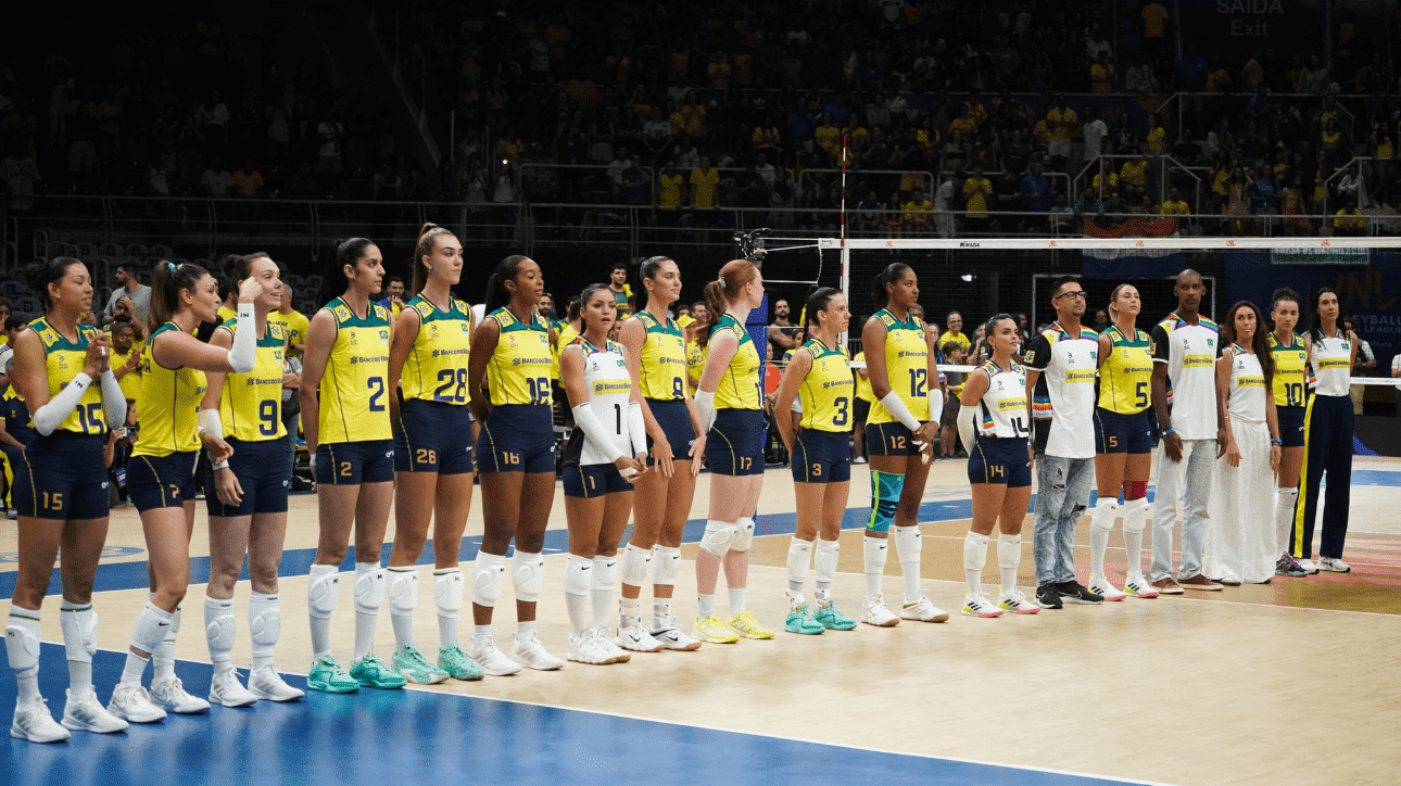 Jogadoras de vôlei do Brasil perfiladas (foto: Maurício Val/FV Imagens)