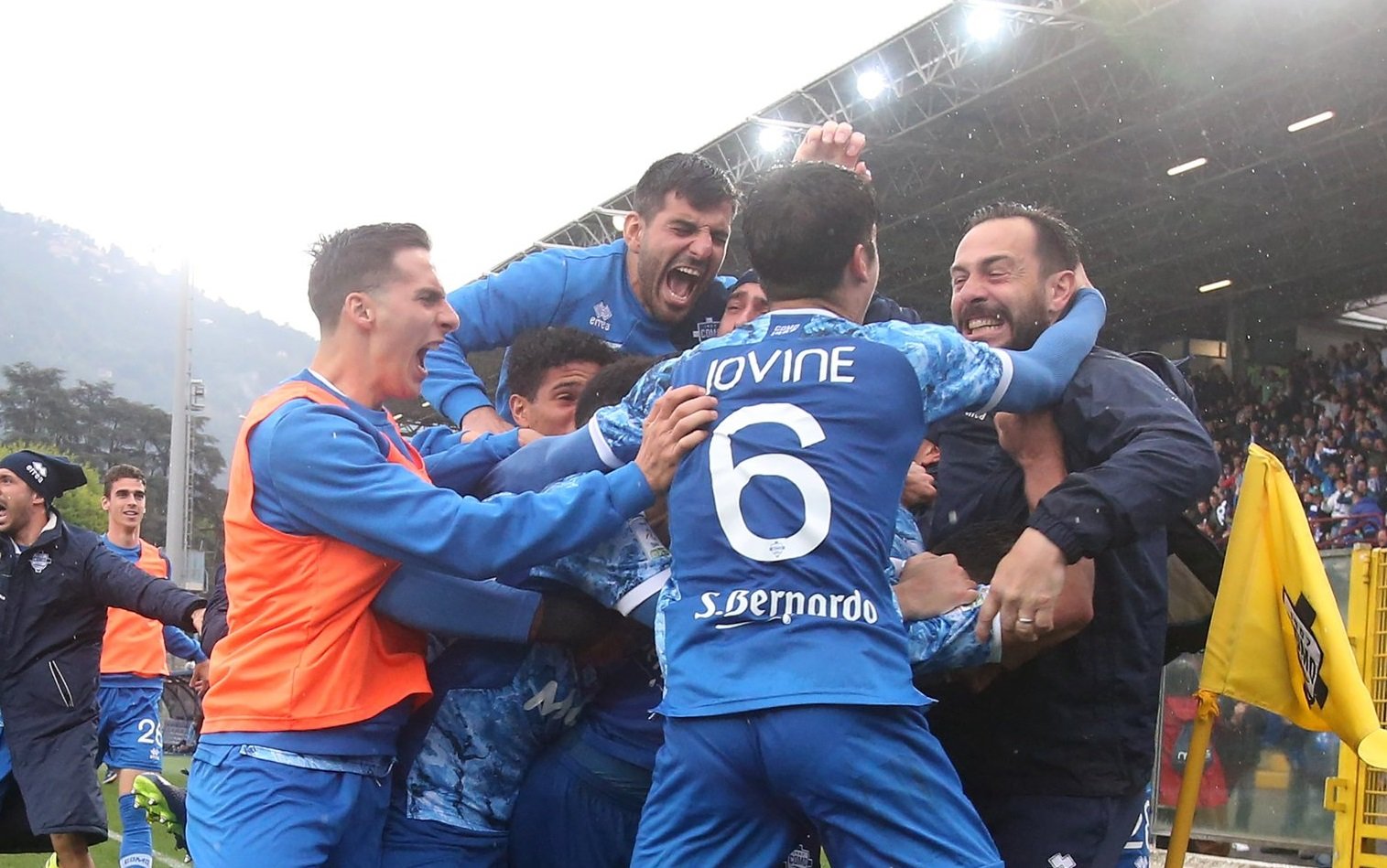 Jogadores do Como se abraçam em comemoração (foto: Divulgação/Como)