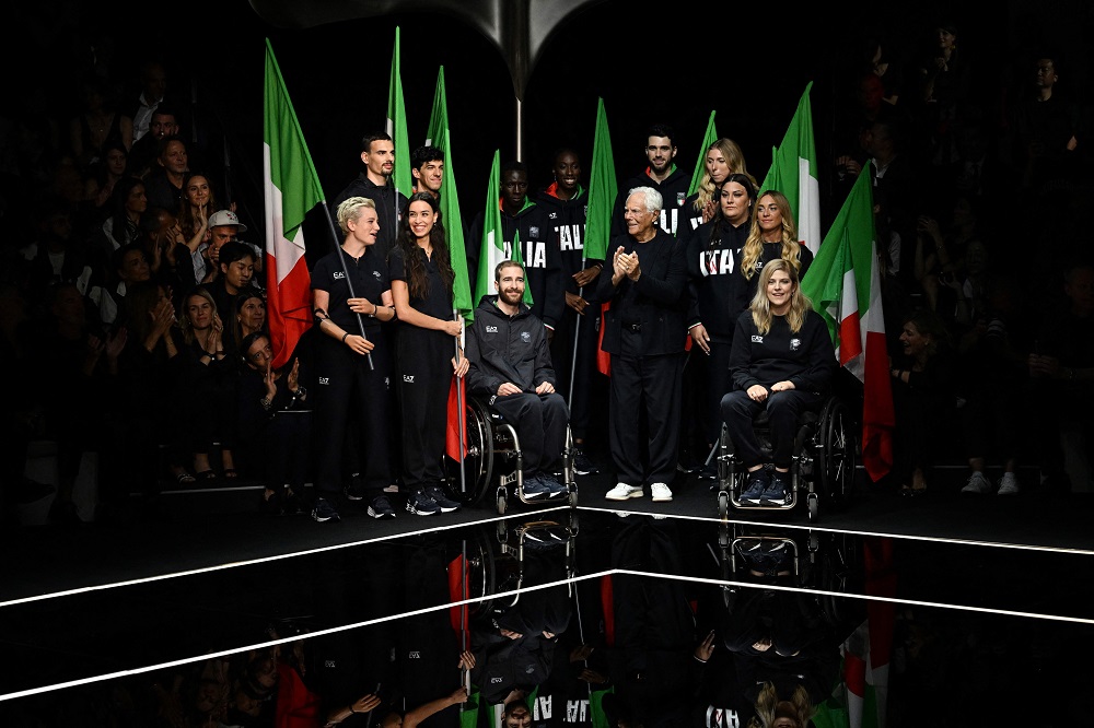 Atletas paraolímpicos italianos junto do estilista Giorgio Armani - (foto: Andreas SOLARO / AFP)
