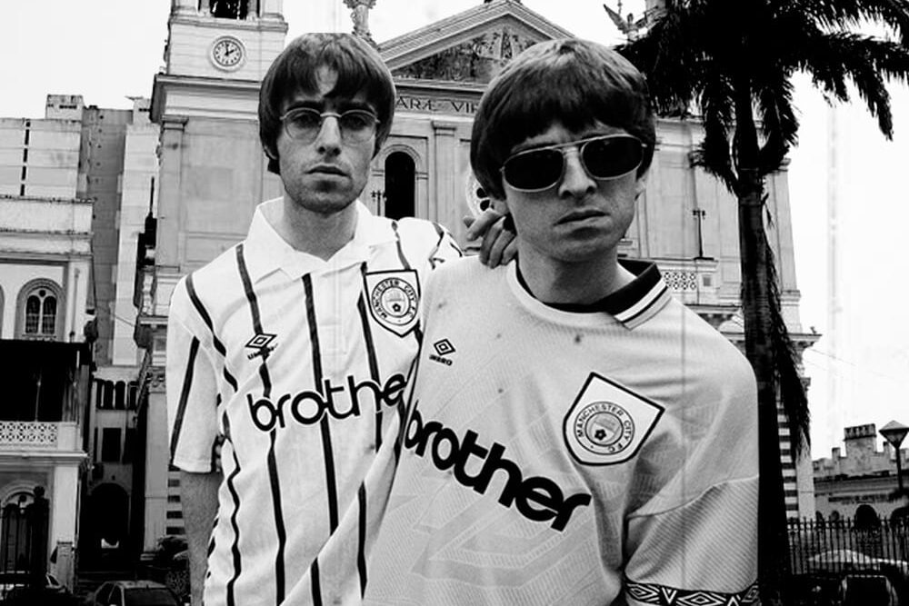 Irmãos Gallagher da banda Oasis com camisa do manchester city - (foto: Reprodução/Facebook/Irmãos Gallagher)