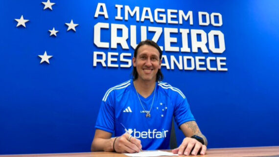 Cássio assina contrato com o Cruzeiro (foto: Marco Ferraz/Cruzeiro)