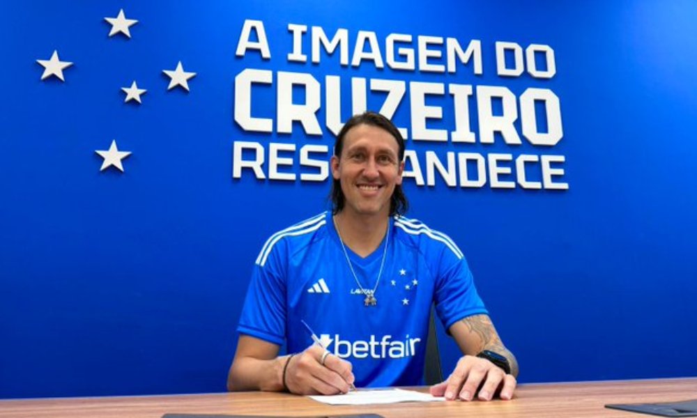 Cássio assina contrato com o Cruzeiro (foto: Marco Ferraz/Cruzeiro)