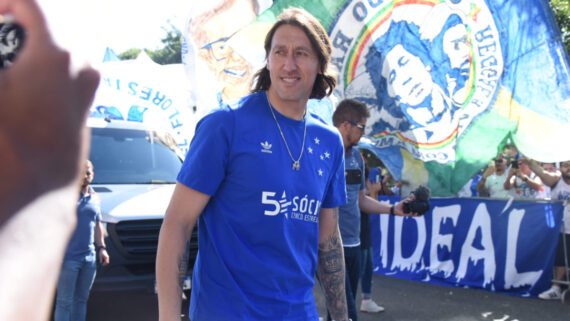 Cássio veste a camisa do Cruzeiro (foto: Gladyston Rodrigues/EM/D.A. Press)