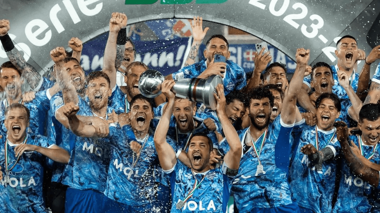 Jogadores do Como, da Itália, levantando a taça de vice-campeão da Série B (foto: Reprodução/Instagram)