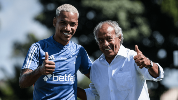 Matheus Pereira, do Cruzeiro, e Dirceu Lopes, ex-jogador do Cruzeiro (foto: Gustavo Aleixo/Cruzeiro

)