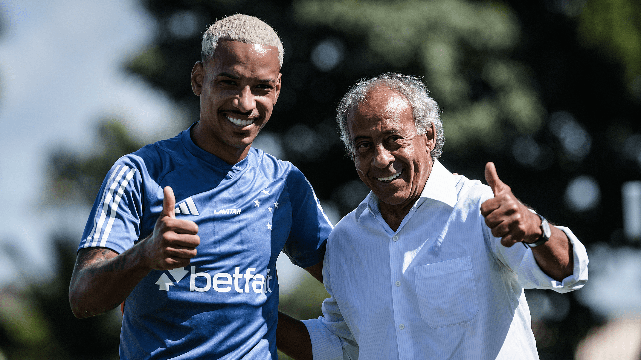 Matheus Pereira, do Cruzeiro, e Dirceu Lopes, ex-jogador do Cruzeiro (foto: Gustavo Aleixo/Cruzeiro)