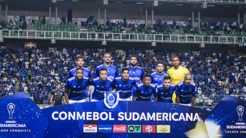 Time do Cruzeiro perfilado para foto (foto: Gustavo Aleixo/Cruzeiro)
