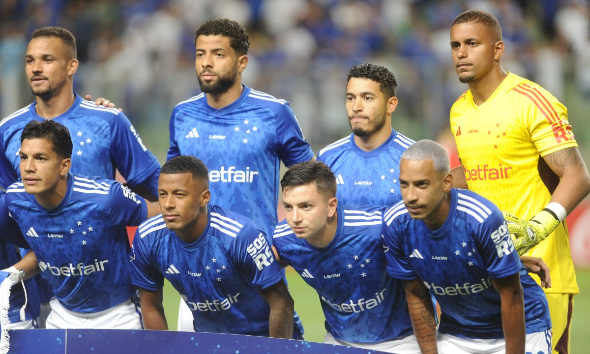 Time do Cruzeiro posa para foto antes de jogo na Sul-Americana (foto: Alexandre Guzanshe/EM/D.A.Press)