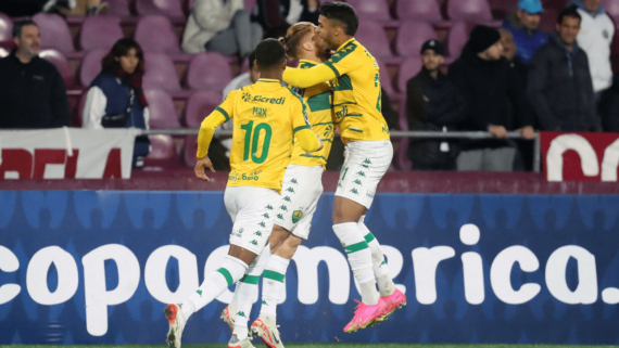 Jogadores do Cuiabá comemorando gol sobre Lanús, pela Copa Sul-Americana (foto: Marcos Brindicci/AFP)