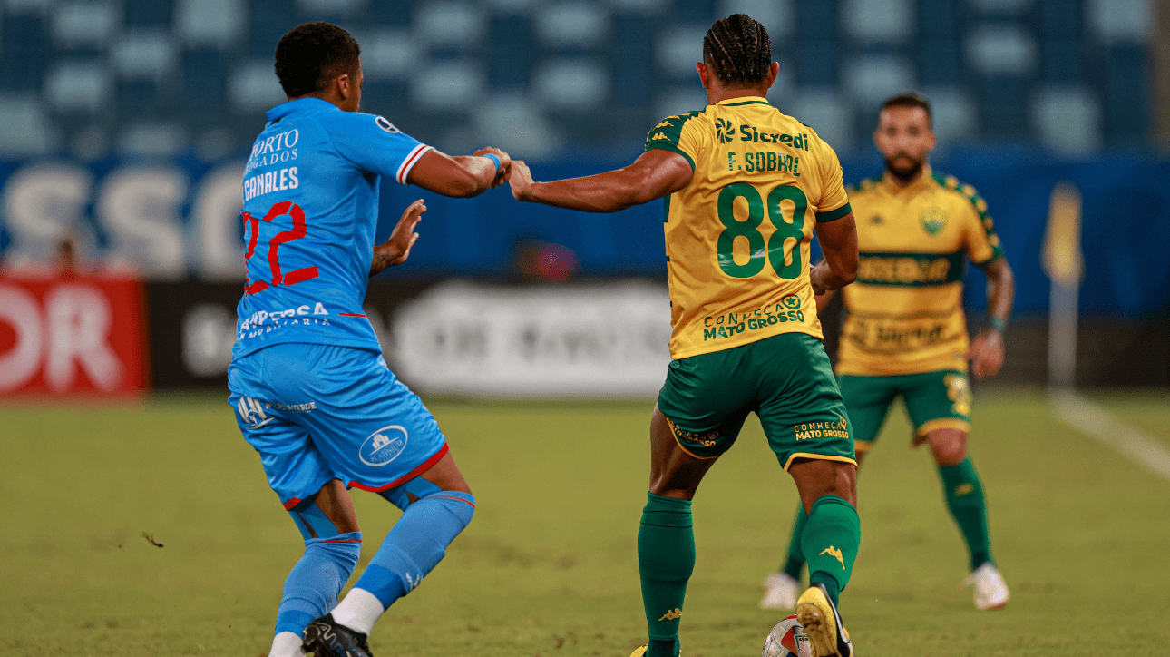 Jogadores de Cuiabá e Deportivo Garcilaso-PER (foto: AssComDourado)