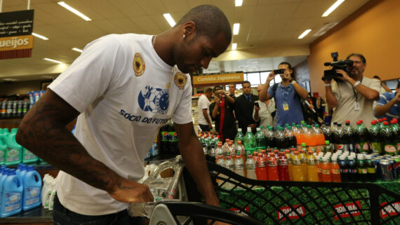 Dedé, ex-zagueiro do Cruzeiro, em um supermercado (foto: Rodrigo Clemente/EM/D.A.PRESS)