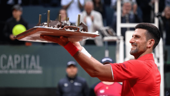 Djokovic, tenista sérvio, com bolo em comemoração aos 37 anos de idade (foto: Reprodução/Instagram)