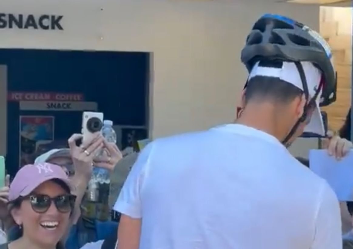 Djokovic deu autógrafos equipado com um capacete neste sábado (11/5) (foto: Redes sociais/Reprodução)