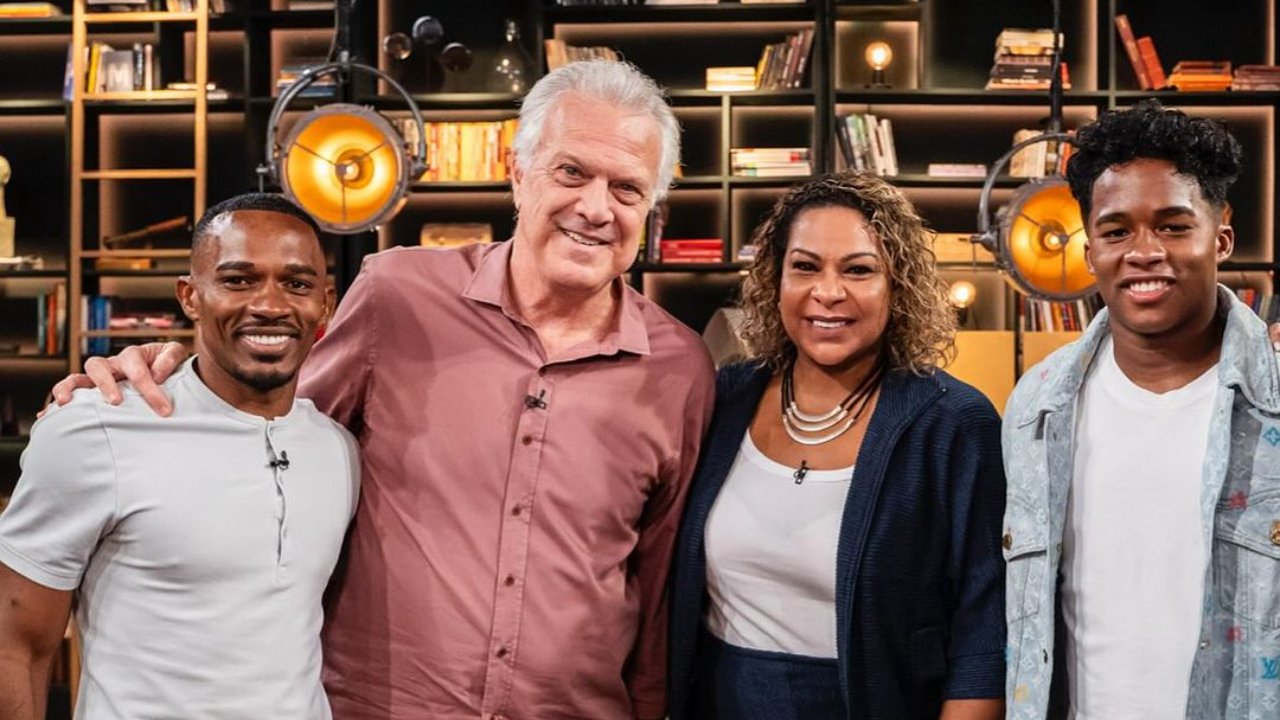 Mãe de Endrick cortou Gabriely, que estava à direita do jogador, de foto publicada no Instagram (foto: Reprodução/Instagram)