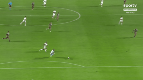 Momento em que Fábio, do Fluminense, falha contra o São Paulo (foto: Reprodução/SporTV)