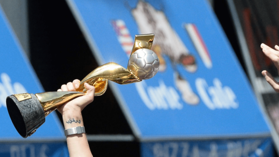 Troféu da Copa do Mundo Feminina de 2019 (foto: Jewel Samad/AFP)