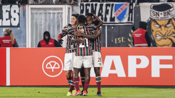 Jogadores do Fluminense comemorando gol de Manoel no Colo-Colo pela Libertadores (foto: Marcelo Gonçalves/Fluminense FC)