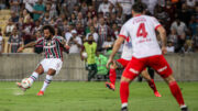 Marcelo chutando a bola no jogo contra o Cerro Porteño (foto: Lucas Merçon / Fluminense)