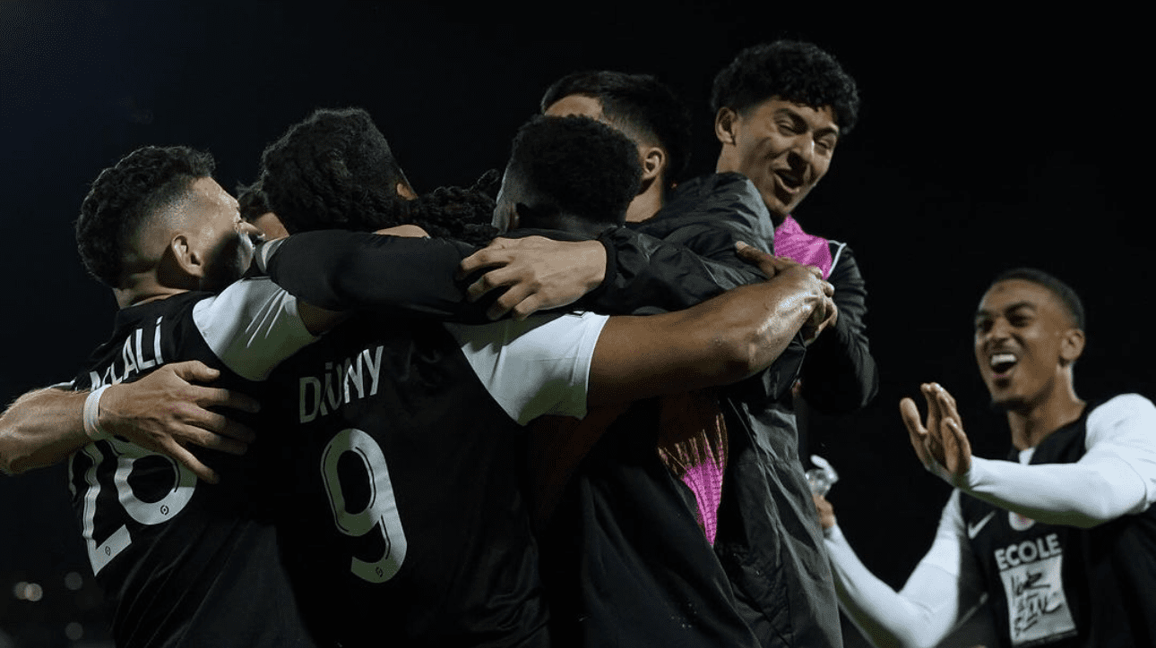 Jogadores do Angers, da França, comemorando (foto: Reprodução/Instagram)