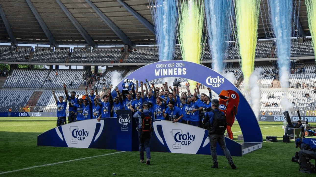 Time do Royale Union Saint-Gilloise levantando taça da Copa da Bélgica (foto: Reprodução/Instagram)