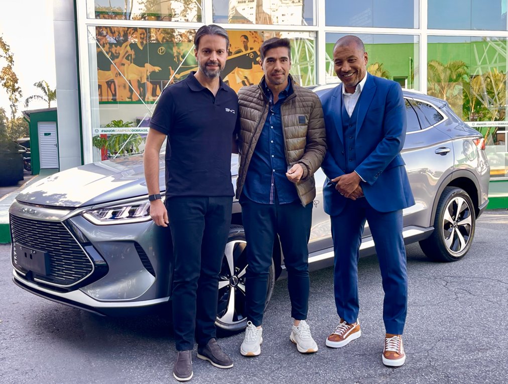 Abel Ferreira com seu novo modelo de carro da BYD - (foto: Reprodução)