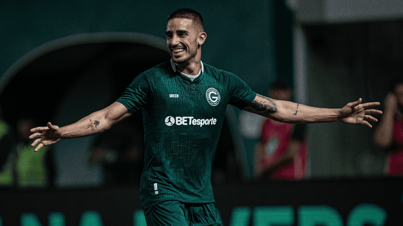 Thiago Galhardo, atacante do Goiás, comemorando gol sobre o Cuiabá, pela Copa do Brasil (foto: Isabela Azine/Agif/Gazeta Press)