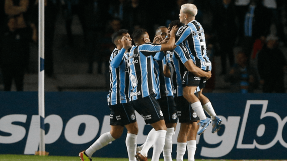 Jogadores do Grêmio comemorando gol (foto: Albari Rosa/AFP)