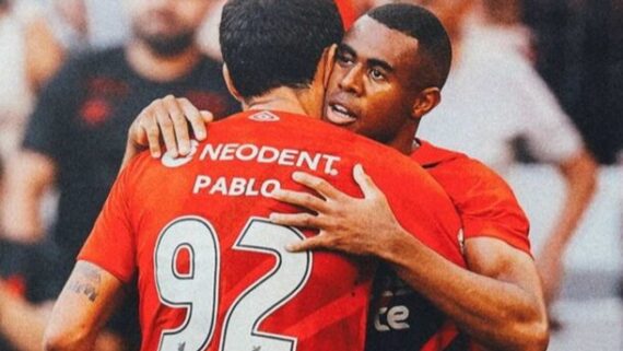 Erick recebe o abraço de Pablo após fazer o gol do Athletico sobre o Vasco (foto: Divulgação / CAP)
