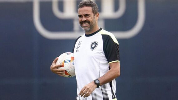 Artur Jorge sorridente (foto: Foto: Vitor Silva/Botafogo)