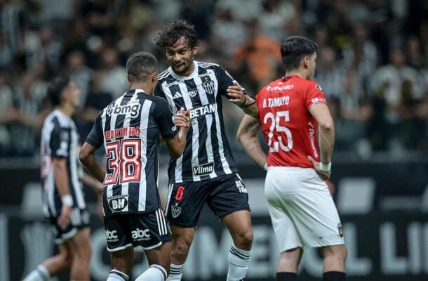 Scarpa celebra o gol de Pedrinho (de costas), o primeiro do Atlético sobre o Caracas - (foto: Pedro Souza / Atlético)