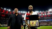 Gabigol recebe placa do Flamengo (foto: Marcelo Cortes/CRF)