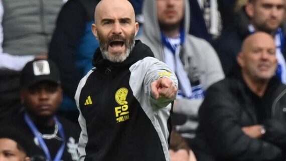 Enzo Maresca à frente do Leicester City em partida (foto: Darren Staples/AFP via Getty Images)