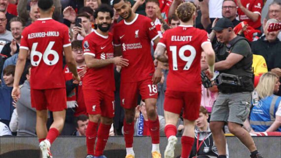 Alexander-Arnold (à esquerda, de costas) comemora gol do Liverpool com companheiros (foto: Darren Staples/AFP via Getty Images)