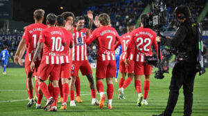 Griezmann recebe os cumprimentos dos companheiros de Atlético de Madrid - Crédito: 