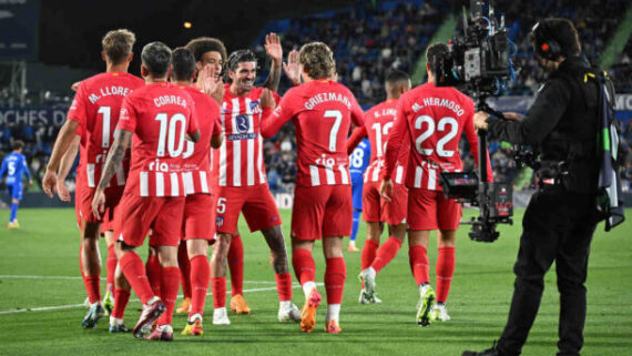 Griezmann recebe os cumprimentos dos companheiros de Atlético de Madrid (foto: Javier Soriano/AFP via Getty Images)