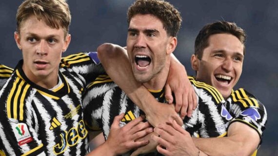 Vlahovic foi o grande destaque na vitória da Juventus sobre a Atalanta (foto: Isabella Bonotto/AFP via Getty Images)