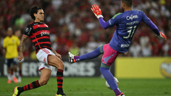 Pedro tira o goleiro Montero da jogada e faz o primeiro gol do Flamengo sobre o Millonarios (foto: Mauro Pimentel/AFP)
