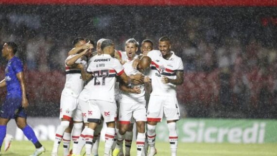 Jogadores do São Paulo celebram gol (foto: Rubens Chiri e Paulo Pinto/Saopaulofc.net)