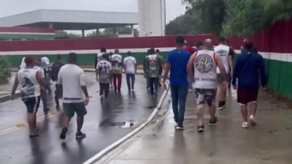 Grupo de torcedores do Fluminense protesta no CT Carlos Castilho (foto: Reprodução)