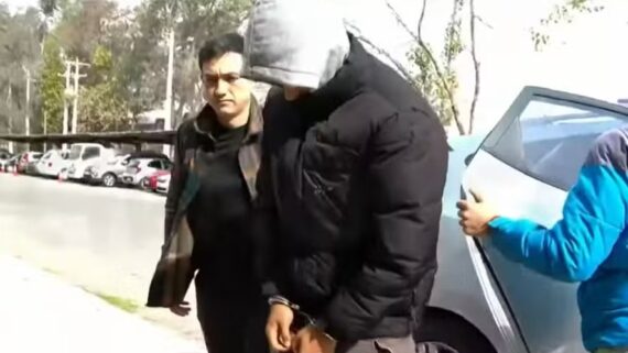 Momento em que um dos acusados chega ao tribunal (foto: Reprodução vídeo)