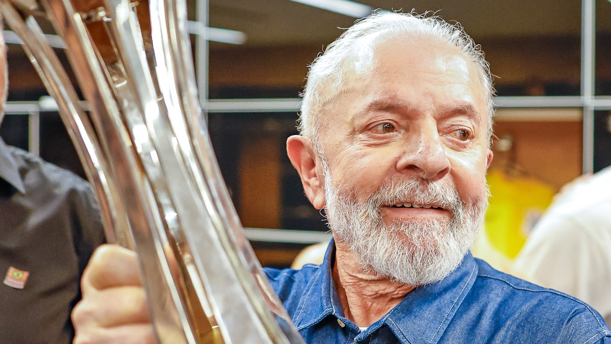 Lula com o troféu do Mundial conquistado pelo Corinthians (foto: Ricardo Stuckert / PR)
