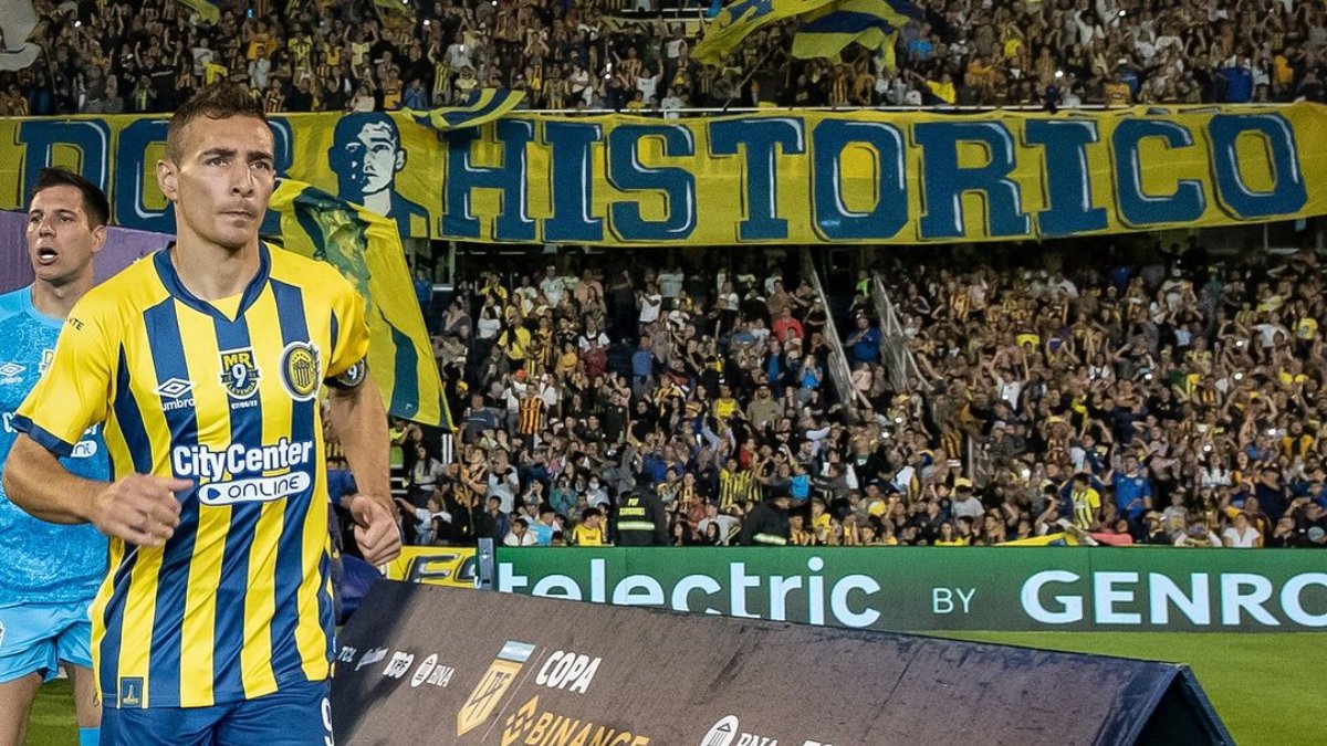 Marco Ruben antes de partida pelo Rosario Central; ao fundo, faixa em homenagem ao atacante feita pela torcida (foto: Divulgação/Rosario Central)
