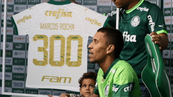 Marcos Rocha, lateral-f-direito, recebendo homenagem do Palmeiras por atingir 300 jogos pelo clube (foto: Cesar Greco/Palmeiras)