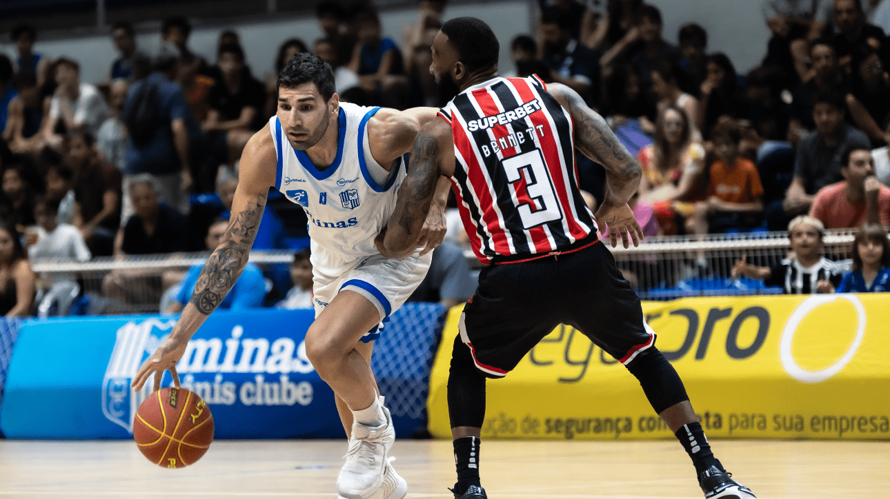 Jogadores de basquete de Minas e São Paulo (foto: Hedgard Moraes/MTC)