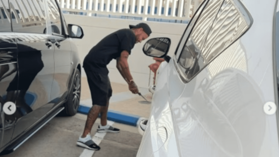 Neymar furando pneu do carro de Renan Lodi (foto: Reprodução/Instagram)